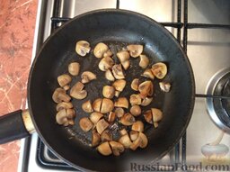 Баклажаны с грибами и сладким перцем: Жарить минут 10-15 на среднем огне, затем грибы из сковороды переложить в чашку, вместе с маслом.