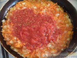 Красный борщ "Летний": Затем добавить подготовленные помидоры. Тушить, помешивая, 3-4 минуты.