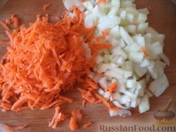 Красный борщ "Летний": Очистить и помыть лук и морковь. Лук нарезать кубиками, морковь натереть на крупной терке.