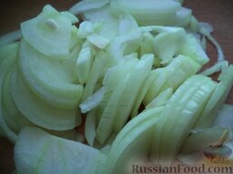 Овощное рагу с болгарским перцем: Лук репчатый очистить, помыть, нарезать тонкой соломкой.