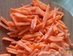Овощное рагу с болгарским перцем: Морковь очистить, помыть, нарезать тонкой соломкой.