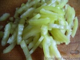 Овощное рагу с болгарским перцем: Перец сладкий помыть, очистить от семян. Нарезать соломкой.