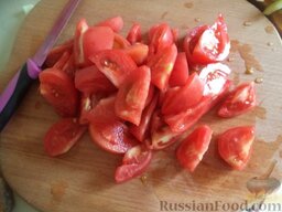 Овощное рагу с болгарским перцем: Помидоры помыть, вырезать стержень, нарезать дольками.
