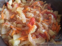 Овощное рагу с болгарским перцем: Выложить перец и помидоры. Перемешать. Посолить, поперчить, добавить сахар.