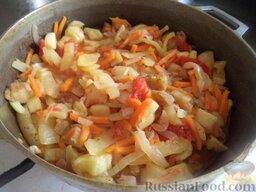 Овощное рагу с болгарским перцем: Перемешать. Довести до кипения. Накрыть крышкой, убавить огонь до маленького. Тушить до готовности (около 10-15 минут).