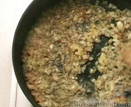 Мясо в молочном соусе: Подготовленный лук выложить в то же масло, в котором жарилось филе. Обжарить, помешивая, до золотистого цвета.