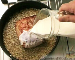 Мясо в молочном соусе: Мясо снова выложить на сковороду, где жарится лук.  Полить филе молоком. Перемешать. Тушить под крышкой 1 час.