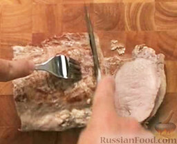 Мясо в молочном соусе: Вынуть мясо и нарезать его поперек волокон ломтиками, толщиной примерно 1 см.