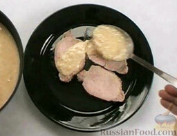 Мясо в молочном соусе: Полить молочно-луковым соусом.