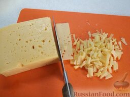 Тыквенная запеканка с сыром и орехами: Сыр нарежьте маленькими кубиками или натрите на терке и добавьте его в тесто.