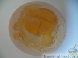 Оладьи на ряженке: Добавить соль, сахар и ванильный сахар. Вбить яйца.