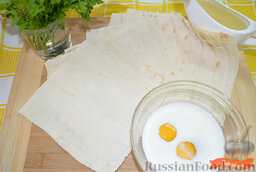 Жареный в яйце лаваш с начинкой: Готовим льезон: взбить яйцо с молоком и щепоткой соли.   Лаваш разрезать на равные квадратные части.