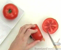Жареные помидоры: Как приготовить жареные помидоры с сыром:    Разогрейте духовку до 220 градусов. Нарежьте помидоры толстыми кружочками.