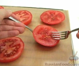 Жареные помидоры: Решетку гриля застелите пергаментной бумагой. На бумагу выложите кружочки помидоров.