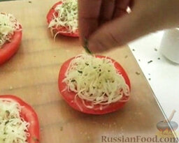 Жареные помидоры: Посыпьте сахаром, солью. Равномерно распределите тертый сыр. Сверху посыпьте орегано.