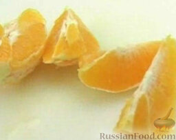 Морковно-цитрусовый напиток с медом: Очистить апельсин. Нарезать очищенный апельсин на дольки.