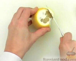 Морковно-цитрусовый напиток с медом: Очистить и нарезать лимон.