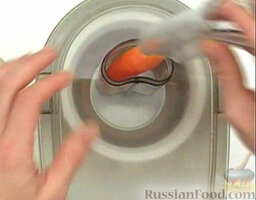 Морковно-цитрусовый напиток с медом: Выжать сок из моркови (с помощью соковыжималки).