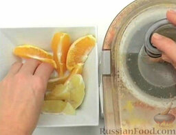 Морковно-цитрусовый напиток с медом: Выжать сок из цитрусовых.