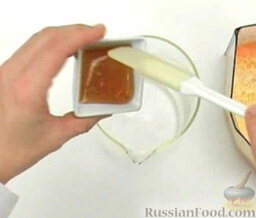 Морковно-цитрусовый напиток с медом: В высокий стакан выложить мед.