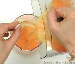 Морковно-цитрусовый напиток с медом: Добавить сок и размешать до полного растворения меда.