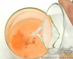 Морковно-цитрусовый напиток с медом: Влить газированную воду.  Добавить кубики льда. Морковно-цитрусовый напиток готов.
