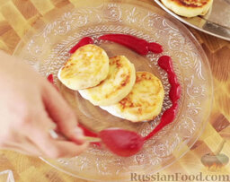 Сырники с изюмом и курагой: Подаем сырники с нежирной сметаной и ягодным соусом.