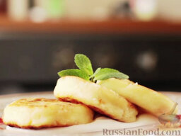 Сырники с изюмом и курагой: Можно украсить сырники с изюмом листиками свежей мяты.  Приятного аппетита!