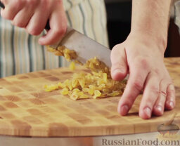 Сырники с изюмом и курагой: Изюм промываем и, при необходимости, нарезаем. Добавляем изюм в творожное тесто.