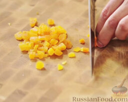 Сырники с изюмом и курагой: Курагу моем и нарезаем мелкими кубиками. Добавляем в тесто.