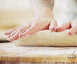 Сырники с изюмом и курагой: Рабочую поверхность посыпаем мукой. Берем часть теста и раскатываем в колбаску.