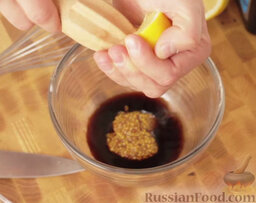 Заправка из черного бальзамика с майонезом и чесноком: В миску влить бальзамический уксус. Добавить дижонскую горчицу. Выдавить сок из лимона.