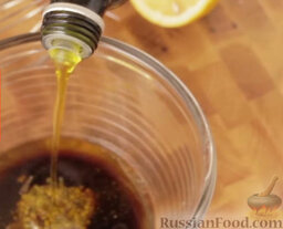 Заправка из черного бальзамика с майонезом и чесноком: Добавить оливковое масло. Перемешать венчиком.