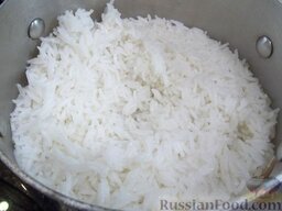 Каша из тыквы с рисом: Рис хорошо промойте, положите в кастрюлю, залейте водой (на полстакана риса - стакан или чуть больше воды) и поставьте на огонь вариться.