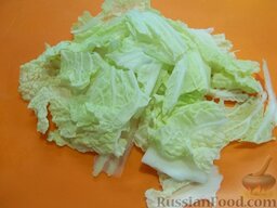 Утренний салат на скорую руку: Как приготовить утренний салат на скорую руку:    Возьмите кочан пекинской капусты и отломайте от него 3 листика.   Вымойте их, небрежно порвите руками и выложите в тарелку.