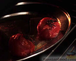 Печеные помидоры с соусом "Чимичурри": Разогреть духовку до 200 градусов. Запекать помидоры 10-12 минут. Дать остыть.