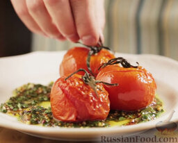 Печеные помидоры с соусом "Чимичурри": На соус аккуратно выложить печеные помидоры.