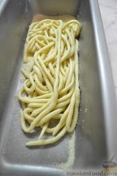 Умбричи с морепродуктами в сливочно-грибном соусе: Складываем умбричи в ёмкость с манкой.