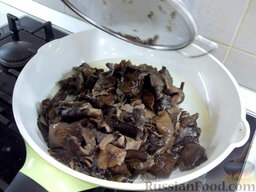 Спагетти с грибами: В сковороде на растительном масле обжарьте грибы.