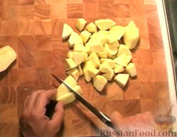 Яблочный омлет фламбе: Как приготовить омлет с яблоками фламбе:    Яблоки очистить от кожуры и семян. Нарезать кубиками.