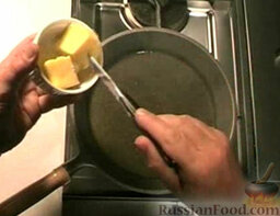 Яблочный омлет фламбе: На сковороде с толстым дном разогреть растительное масло. Выложить в сковороду и растопить сливочное масло.
