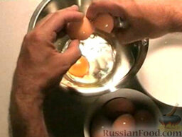 Яблочный омлет фламбе: Яйца посолить и взбить венчиком.