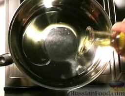 Яблочный омлет фламбе: В отдельной сковороде разогреть немного растительного масла. Вылить взбитые яйца.