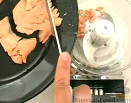 Лососевый "крем": Кусочки лосося слегка измельчить и переложить в блендер.