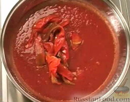 Форель с ветчиной: Выложите подготовленный перец в томатный соус, перемешайте.