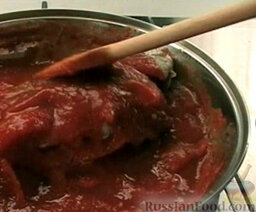 Форель с ветчиной: Переложите форель жареную в соус. Сверху также покройте форель соусом. Прогрейте форель жареную в томатном соусе.