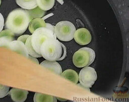 Хек со спаржей и луком-пореем: На сковороде разогреть масло (1 ст. ложка), пассеровать лук.