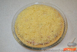 Рыбный пирог с сыром: Сверху выложить тертый сыр. Запекать рыбный пирог с сыром 10 минут.