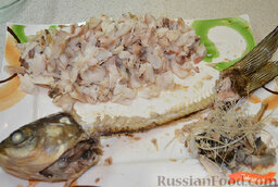 Рыбный пирог с сыром: Запеченную рыбу остудить до теплого состояния. Удалить шкуру, разобрать на кусочки, удалить кости.