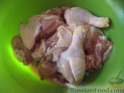 Окорочка, запеченные в духовке: Куски курицы посыпать солью и специями.